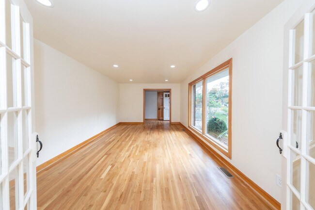 Building Photo - 107 Lorac Ct