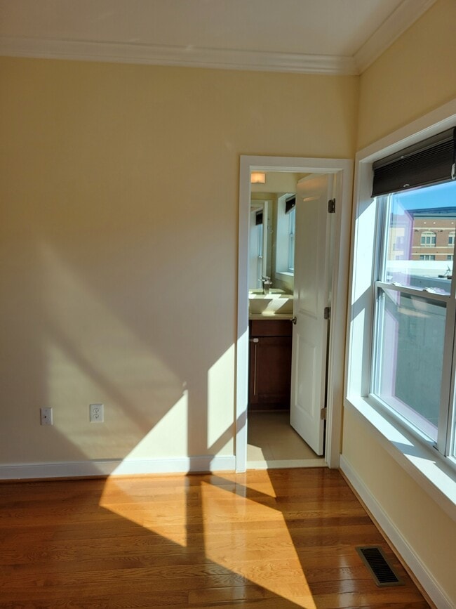 Building Photo - 127 Quincy Pl NE