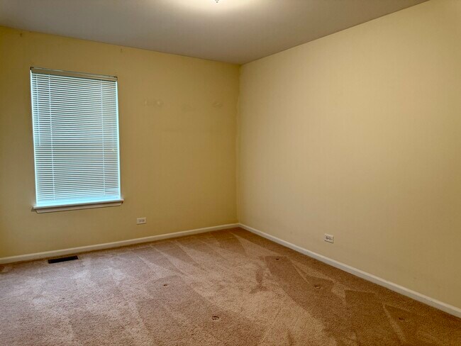 Building Photo - 738 Spires Dr