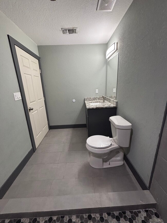 Building Photo - 2675 Golf Dr