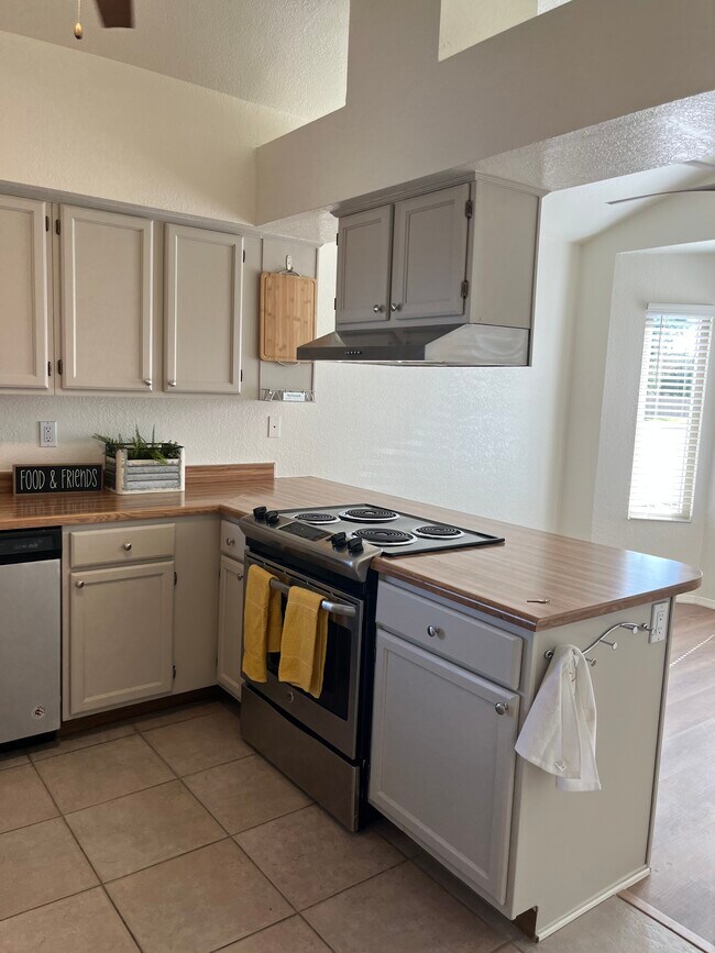 Building Photo - 1200 W Boxelder Cir