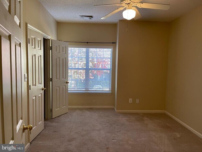 Building Photo - 1701 Lake Shore Crest Dr