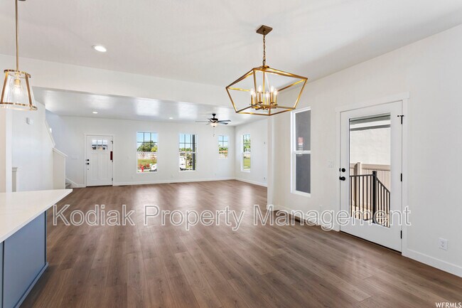 Building Photo - 991 Shoreline Dr