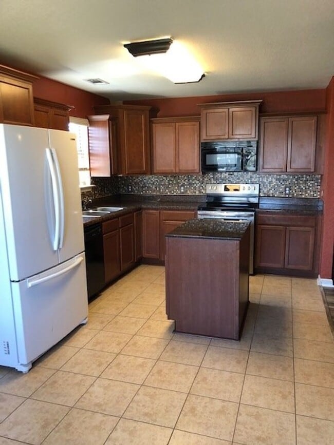 Building Photo - Family Home in LHSD