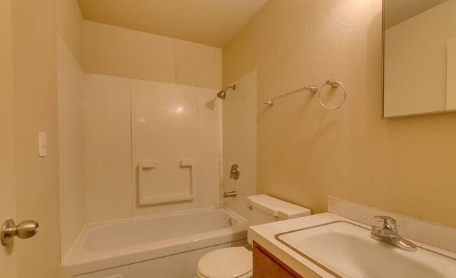 Building Photo - AVAILABLE NOW! 2 Bedroom Apartment Magnolia w/ Fireplace & Parking!