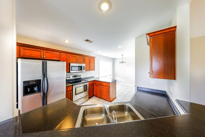 Building Photo - 105 Landings Way Dr