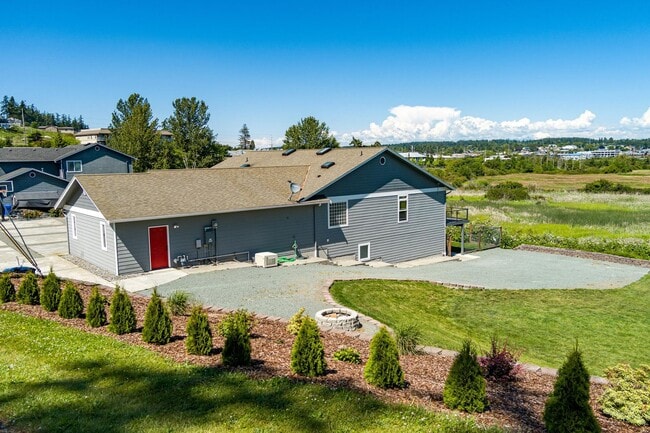 Building Photo - Gorgeous Lower Level Apartment Ready For a...
