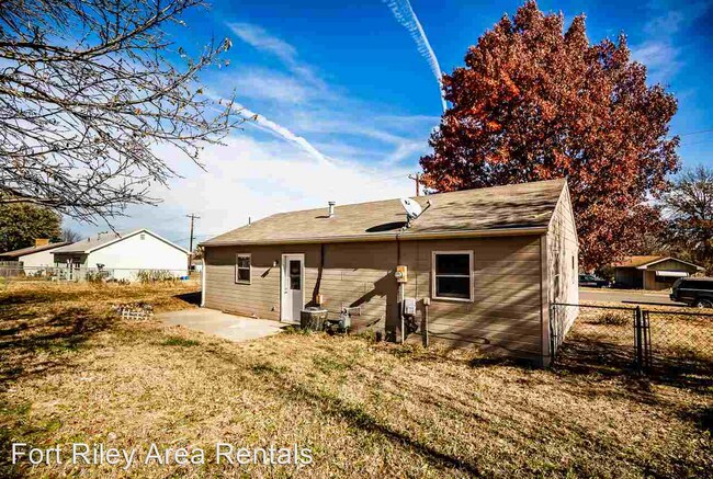Building Photo - 3 br, 1 bath House - 701 Plaza Dr