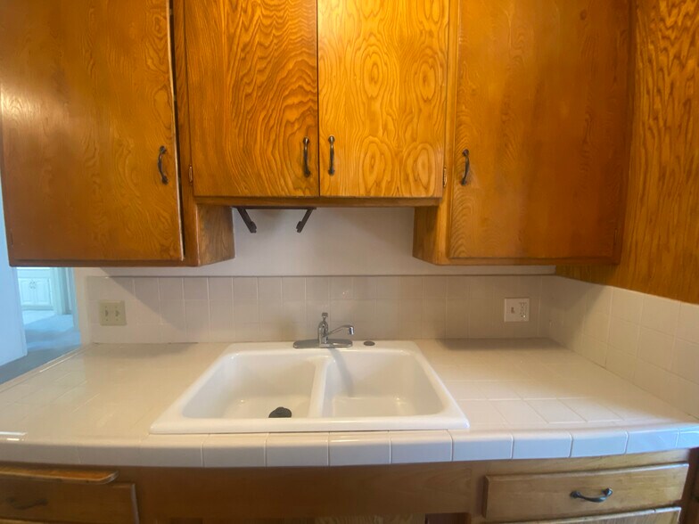 sink/cabinetry - 715 S Adams St