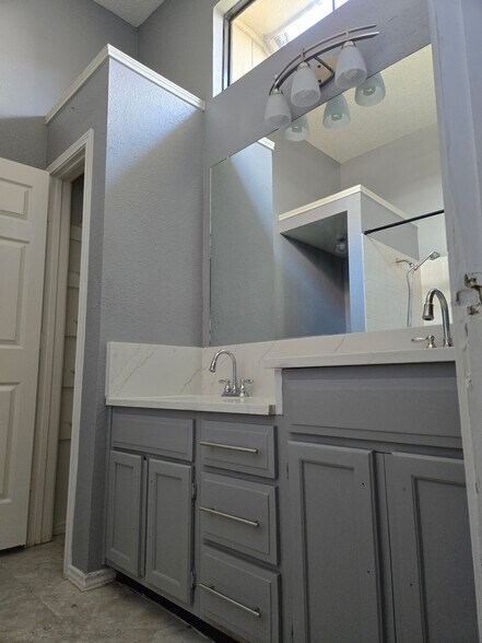 Building Photo - 2307 Weatherby Dr