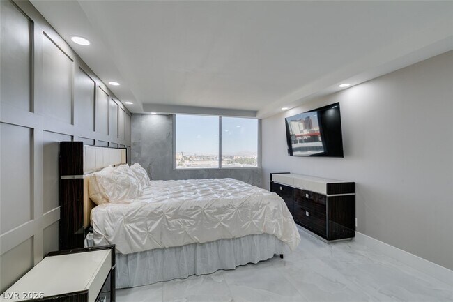 Building Photo - 205 E Harmon Ave