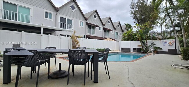 Building Photo - 1000 SE 2nd St