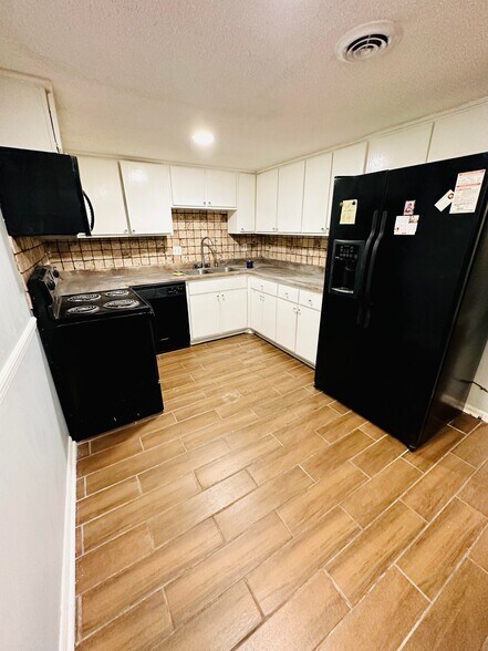 Kictchn with Eat in Bar - 3637 Haughton Ln