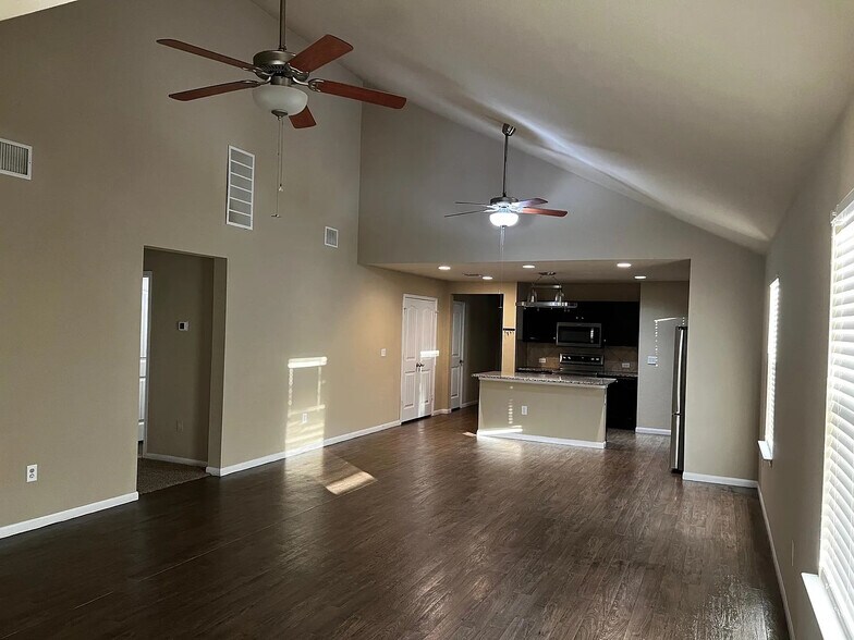 Building Photo - Room in House on Riparian Rd