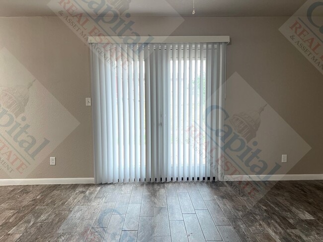Building Photo - Spacious 3 Bedroom