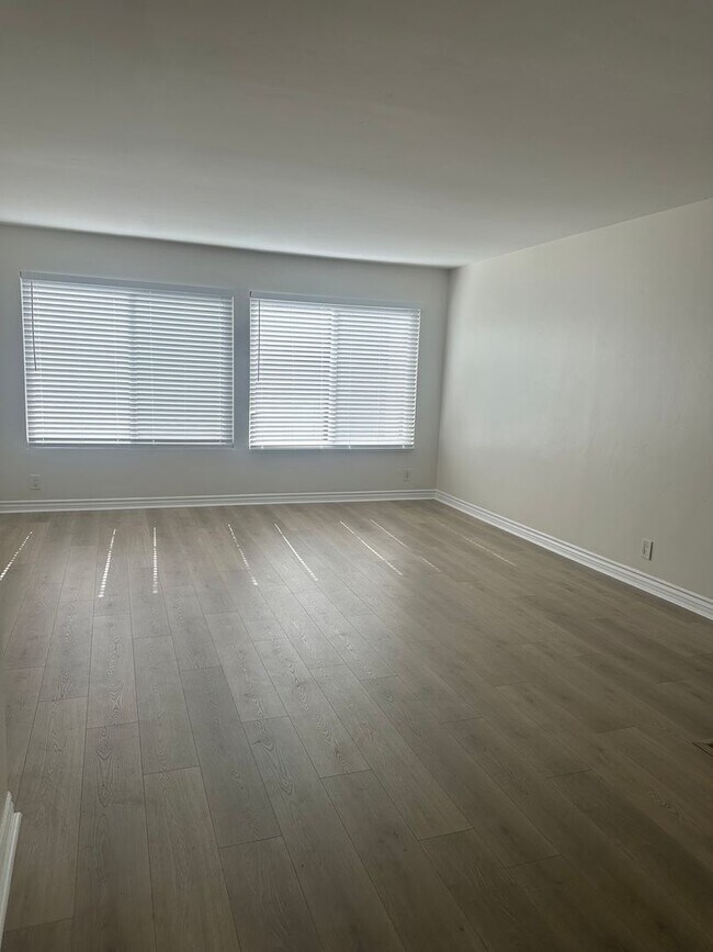 Building Photo - E MADISON - BEAUTIFUL 2nd FLR CONDO IN EL ...