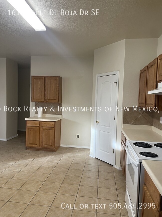 Building Photo - Spacious 4 BR plus loft in Cabezon!