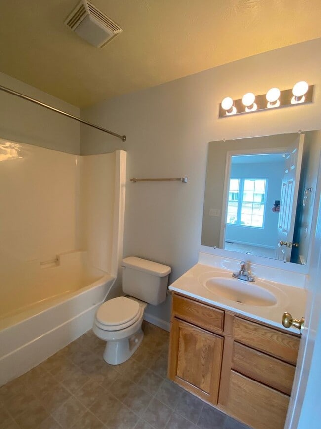 Building Photo - Great City Condo with 2 Primary Suites!