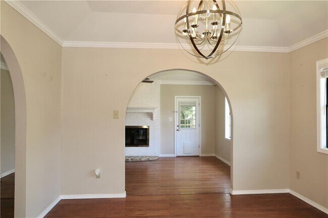 Building Photo - 201 Norwood St W