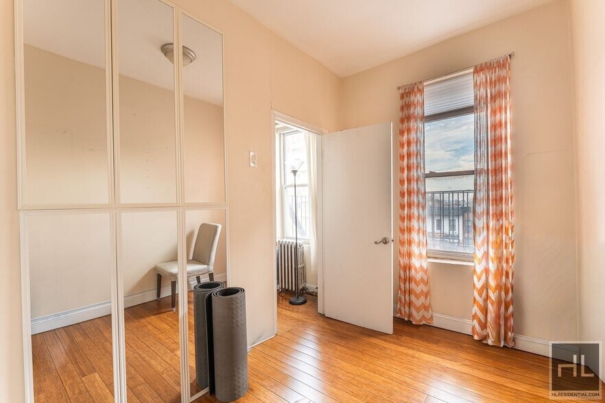 Building Photo - 4 AVENUE