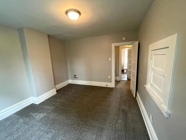 Building Photo - Lovely two bedroom, 1 bathroom Townhome on...