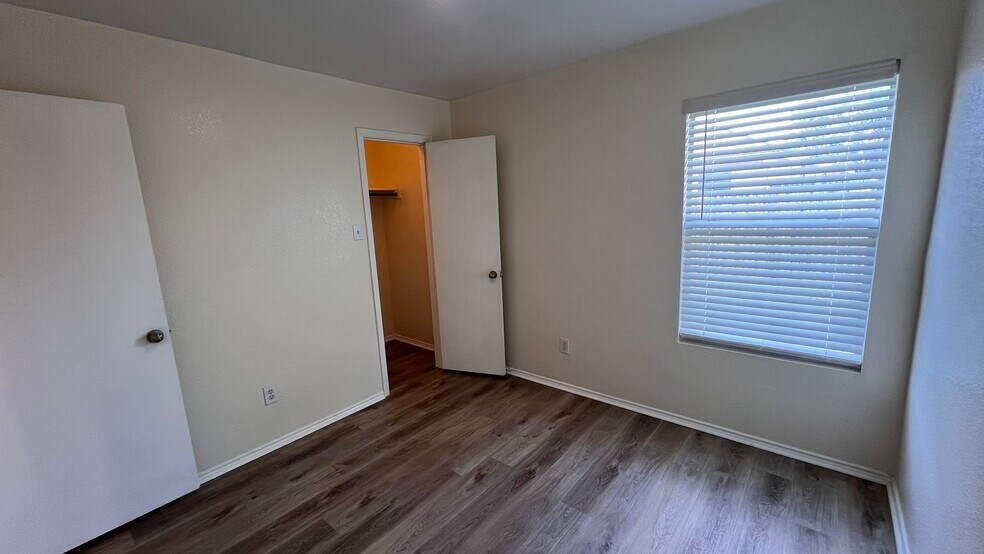 Building Photo - 8911 Valley River Dr