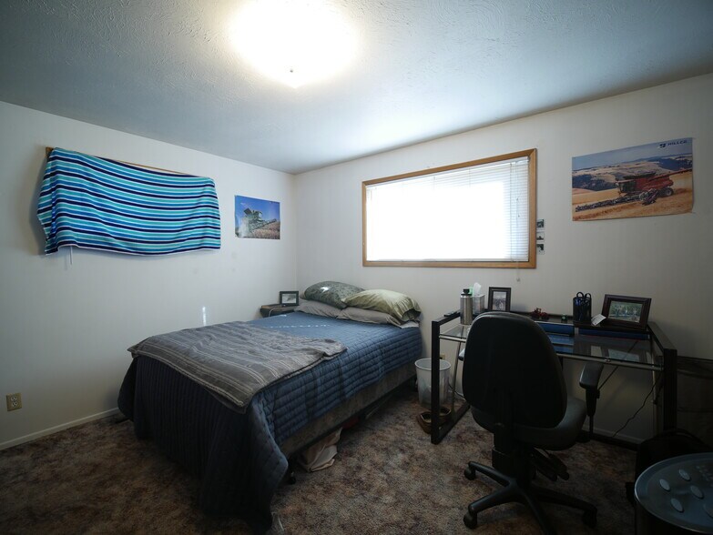 Building Photo - 1425 NW Kenny Dr