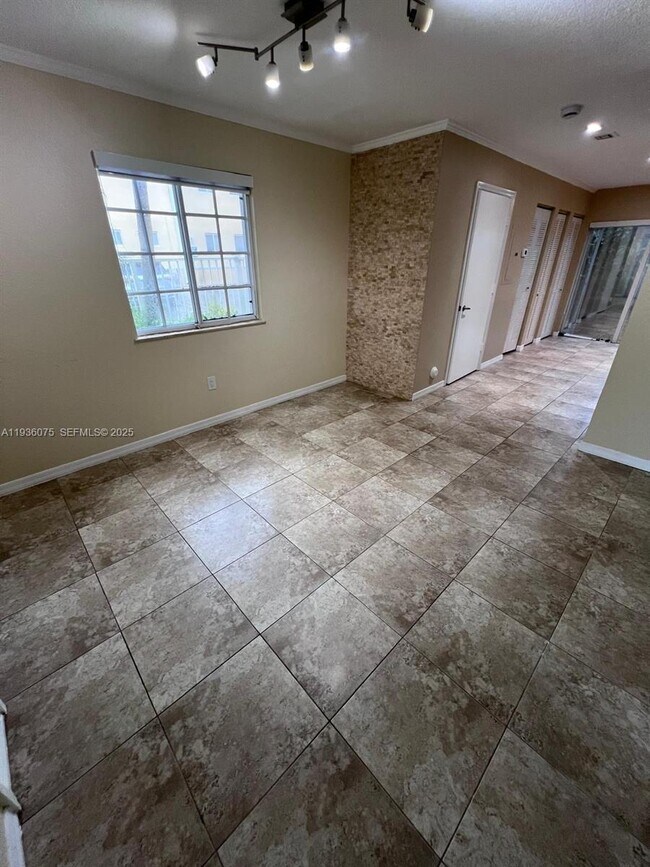 Building Photo - 2098 NE 167th St