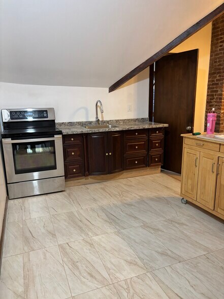 Building Photo - 115 Everett St