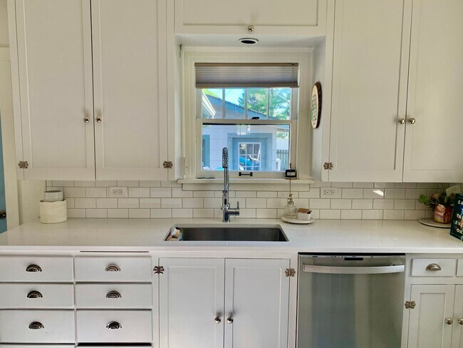 Building Photo - Charming 3 Bed, 2 Bath Craftsman in Missoula’s Coveted University Area