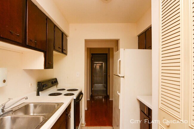 Building Photo - 850 W Margate Terrace