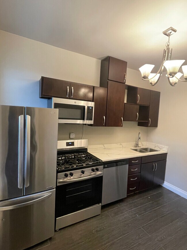 Building Photo - 2826 W Lyndale St