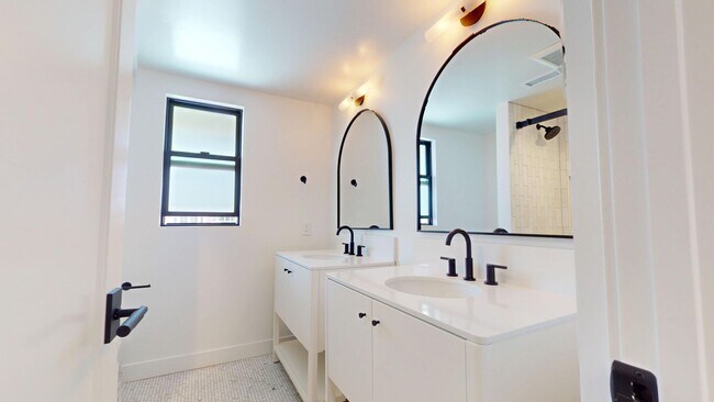 Building Photo - Gorgeous Fully Remodeled 5 Bedroom Home wi...