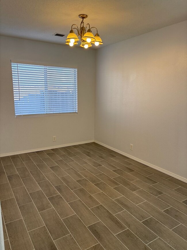 Building Photo - 5 Bedroom House