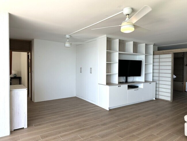 Building Photo - Gold Coast, Tropic Seas - 2BR/2BA/Street Parking Only