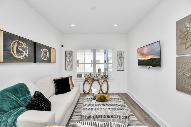 Building Photo - 2003 Laverne Holw Ln