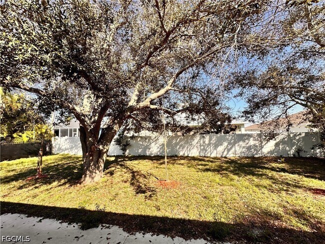 Building Photo - 3831 Chiquita Blvd S