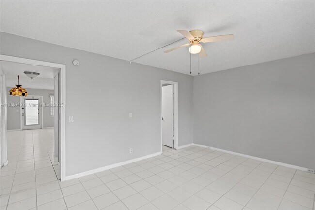 Building Photo - 555 Fanshaw N