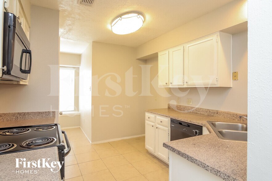 Building Photo - 2710 Village Ct