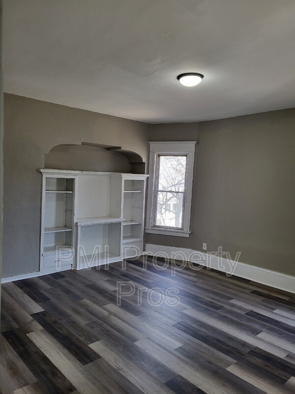 Building Photo - 138 E Chambers St