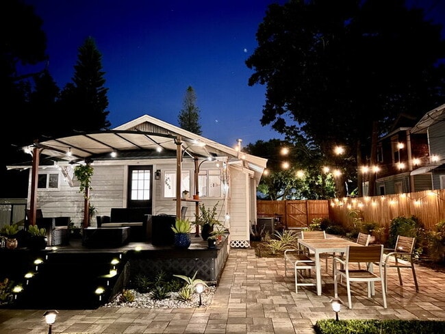 Building Photo - "Charming 2-Bed, 2-Bath Gem in the Heart of St. Petersburg – 1100 Sq. Ft. of Comfort!"