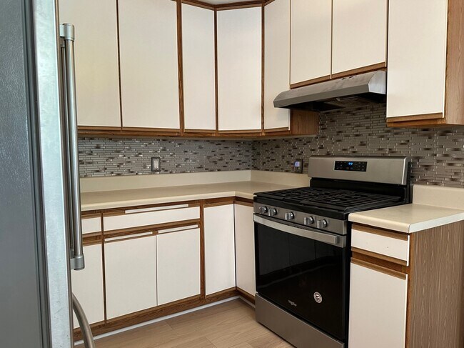 Building Photo - 843 Verne Ln