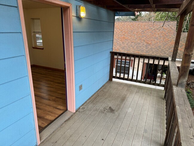 Building Photo - Updated 2 bedroom 1.5 bath duplex!