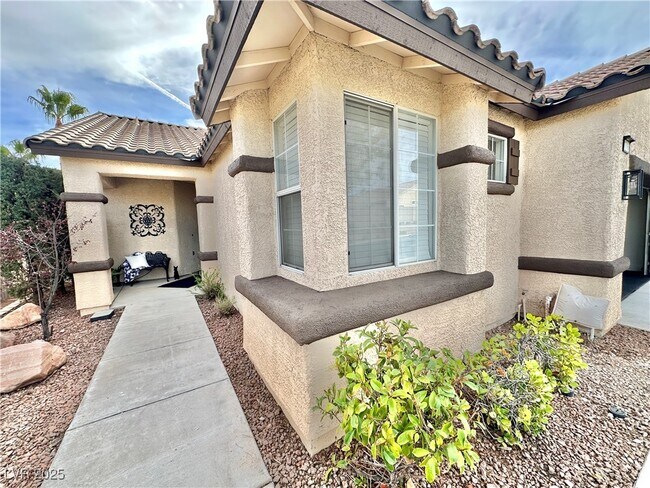 Building Photo - 10195 Queensbury Ave