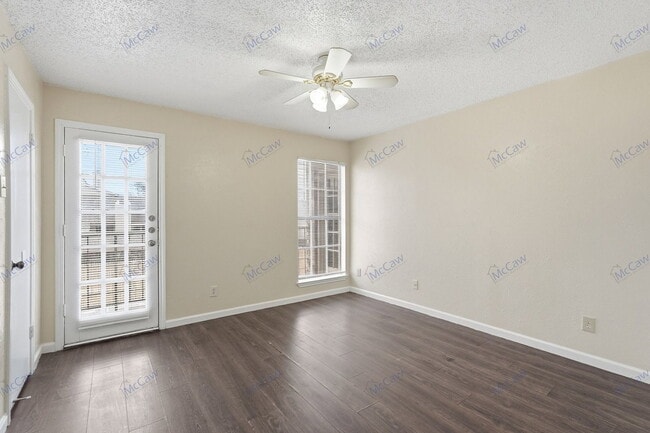 Building Photo - 9520 Royal Ln