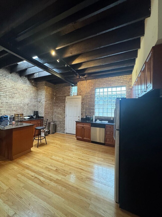 Building Photo - 916 W Belmont Ave