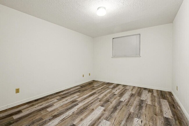 Building Photo - Charming Townhome