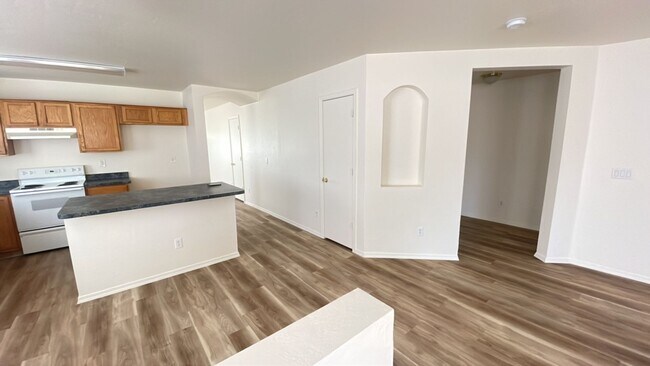 Building Photo - Charming 3 bedroom in Tolleson, new paint and flooring!!