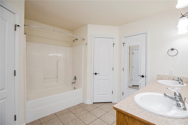 Building Photo - 520 Bonanza St