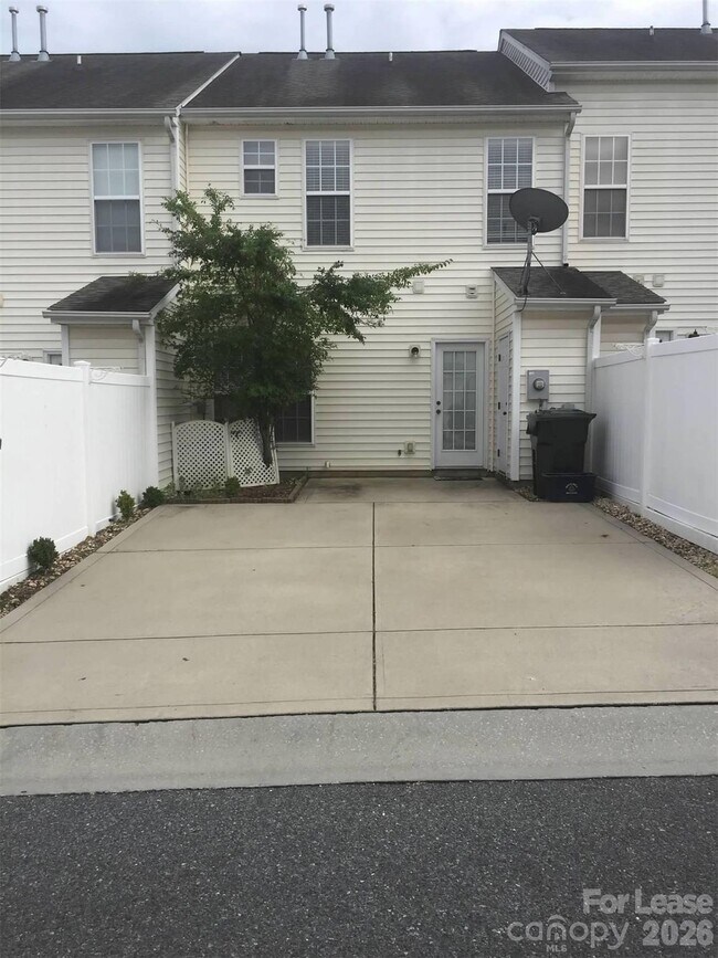 Building Photo - 809 Dillard Rd